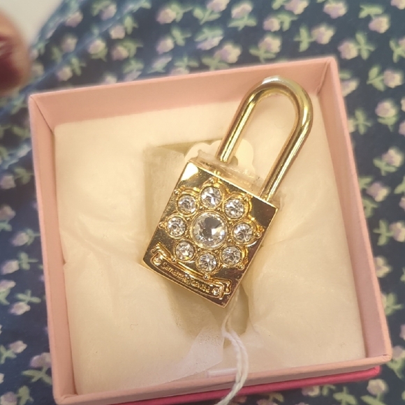 Elegant Gold Padlock Charm with Crystals - Picture 1 of 7